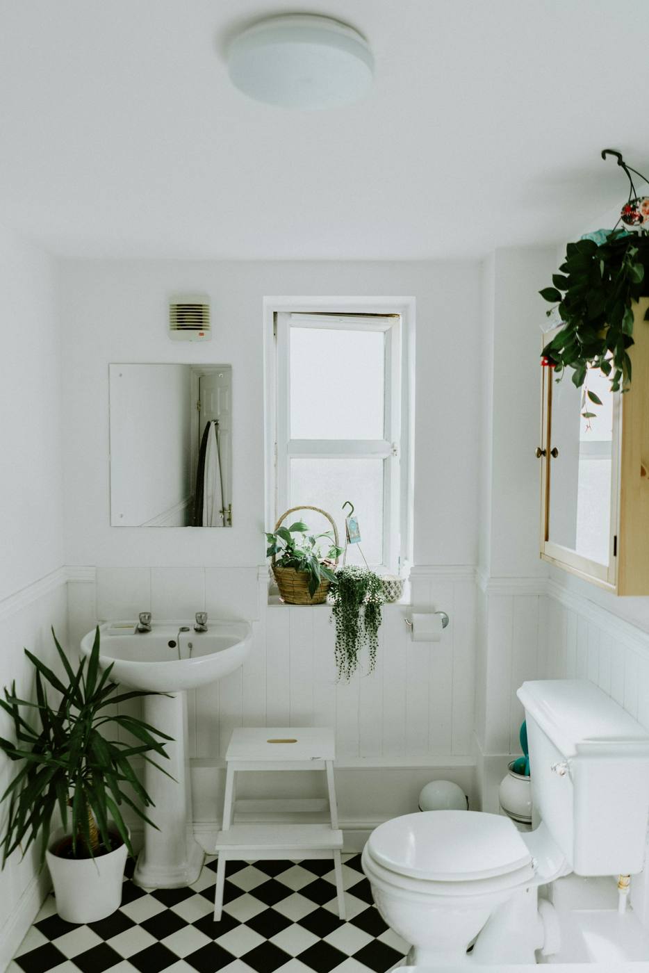 Illustration d’une salle de bain aux lignes simples.